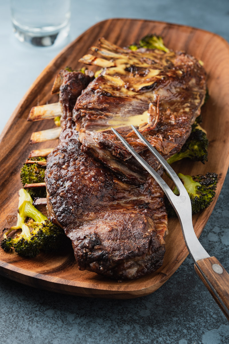 costolette di agnello arrostite con salsa di aglio e limone e broccoli arrostiti