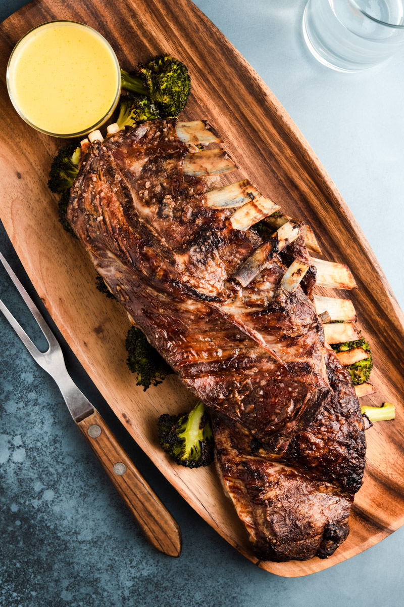 Costillas de cordero asadas al limón con ajo y brócoli asado