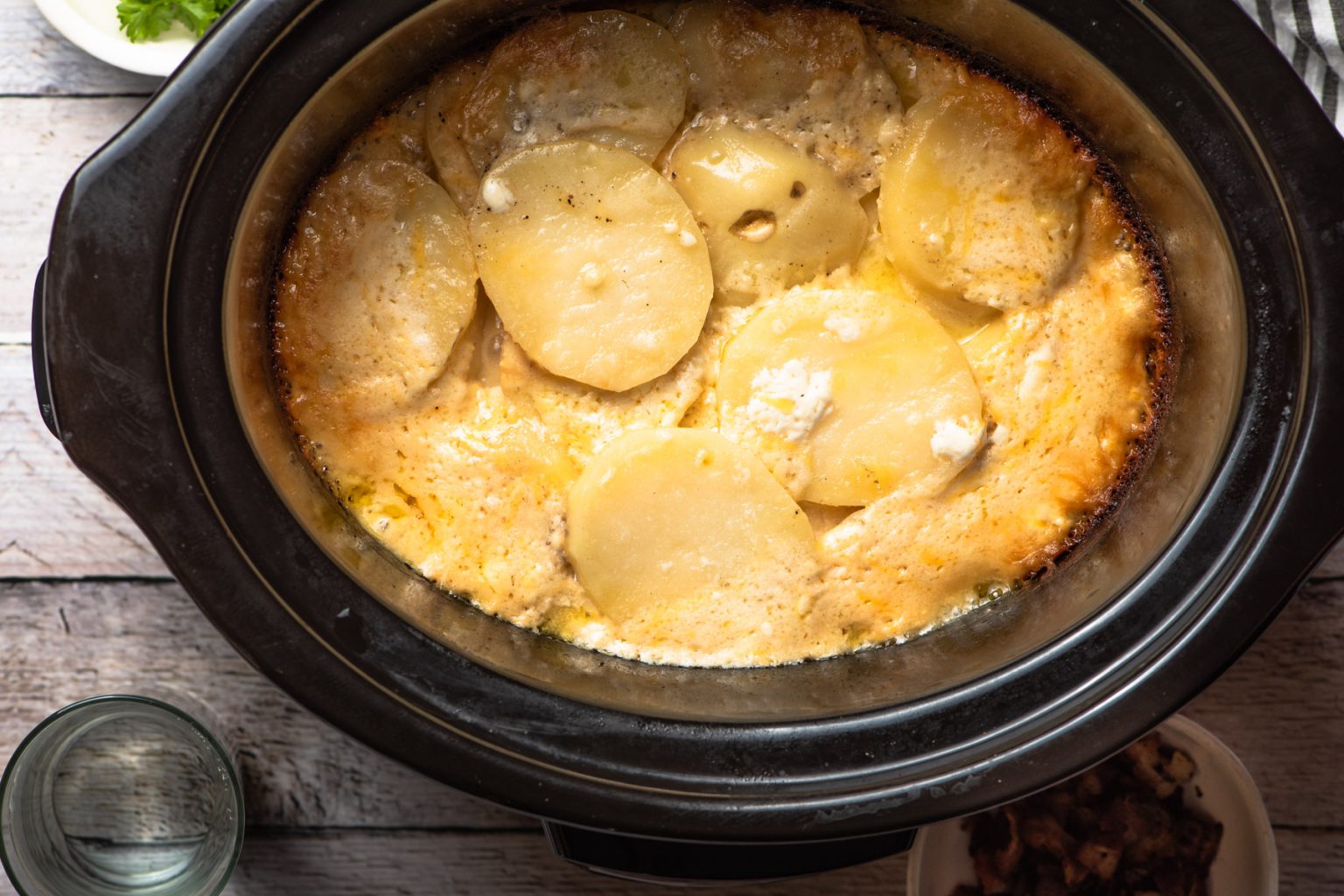 Easy Cheesy Au Gratin Potatoes in the Crockpot | The Frayed Apron