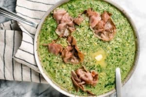 spinach and lemon risotto with prosciutto in pan