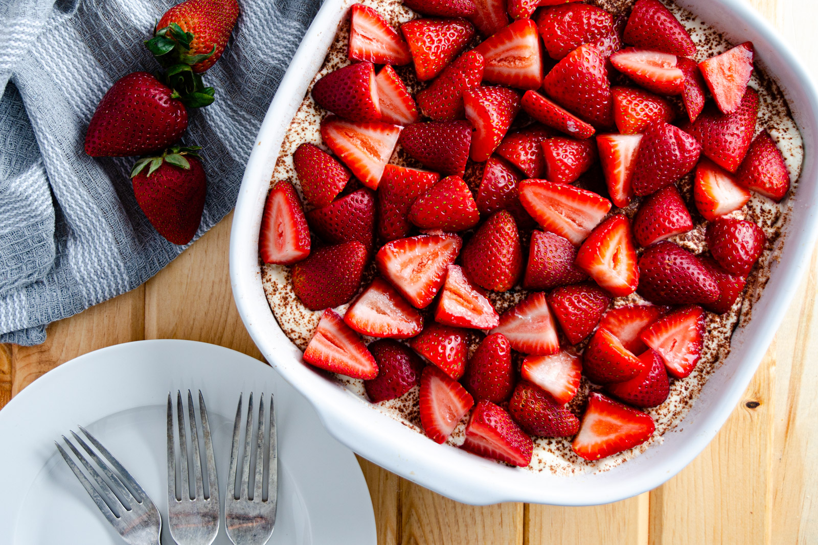 strawberry tiramisu cake